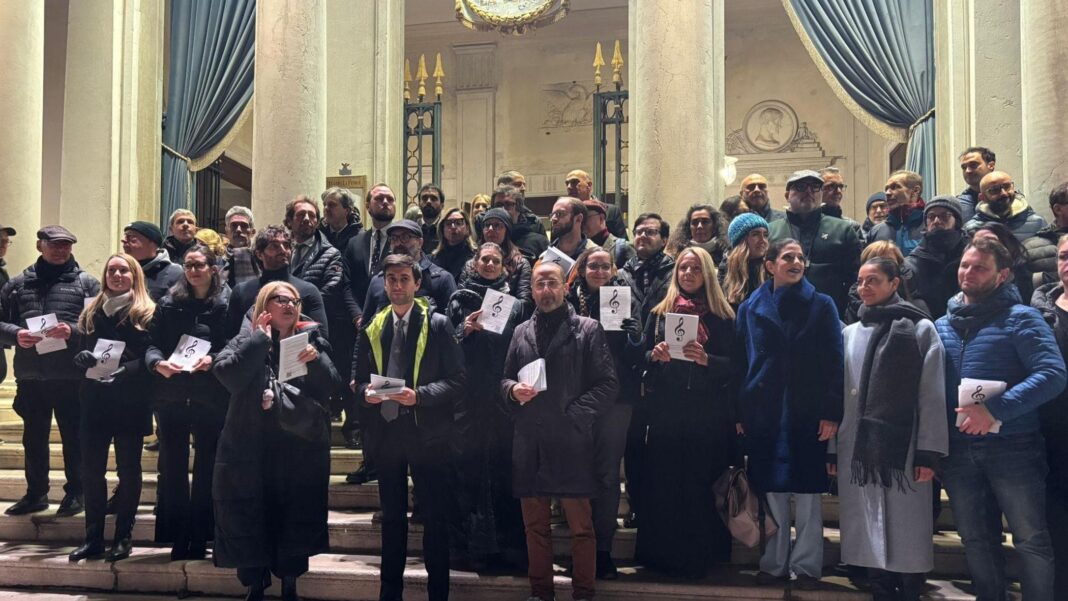 La Fenice, la prima tra le proteste. Volantinaggio degli orchestrali contro la nomina di Venezi