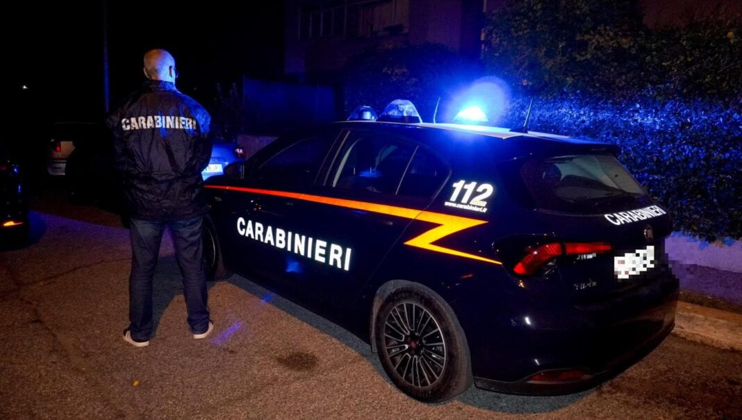 Napoli: donna di 35 anni accoltellata davanti casa da un uomo, è in pericolo di vita