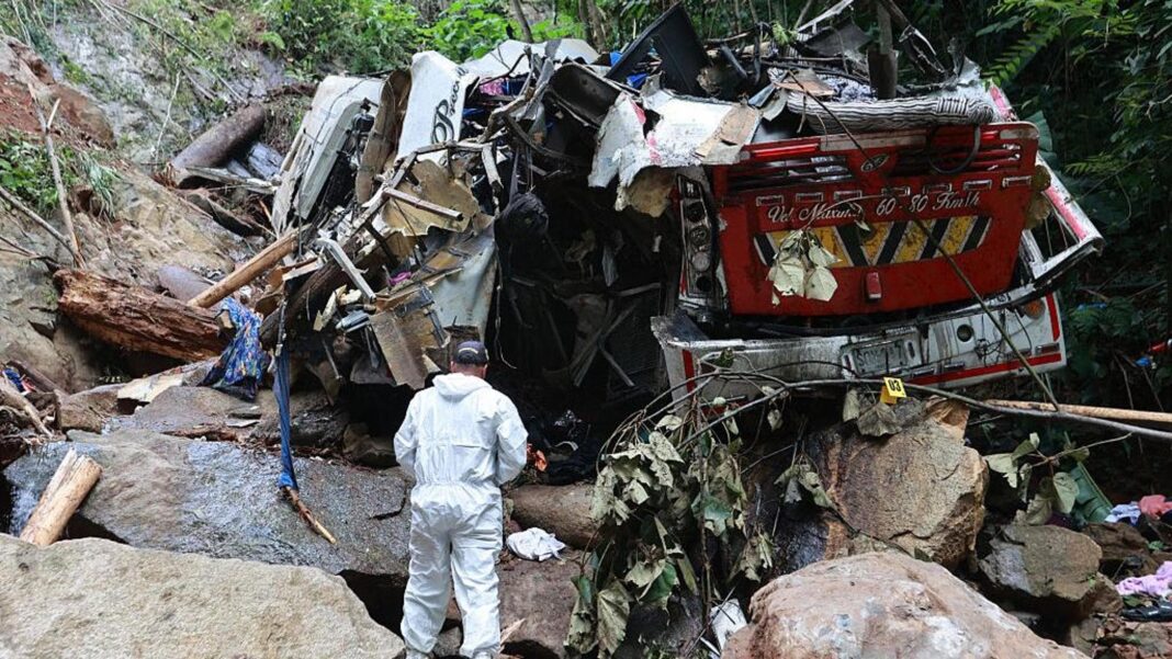 Colombia, precipita bus con studenti a bordo: 17 morti