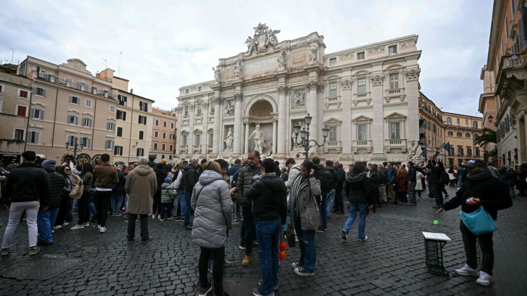Fontana di Trevi a pagamento: due euro dal primo febbraio (dalle 9 alle 22)