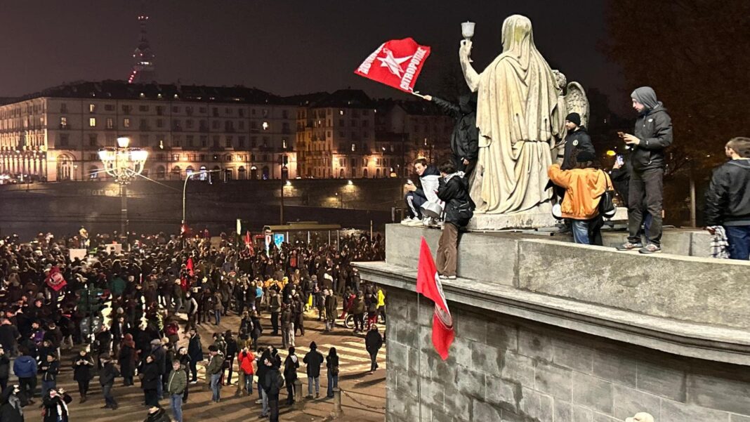 Askatasuna, dopo gli scontri i manifestanti si radunano in piazza Gran Madre