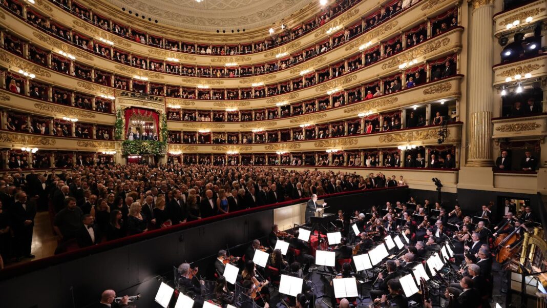 Prima della Scala 2025 oggi a Milano in diretta | Fuori dal teatro proteste di proPal e sindacati