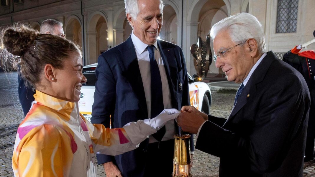 L’emozione di Paolini, la fiamma a Mattarella: via al viaggio Olimpico