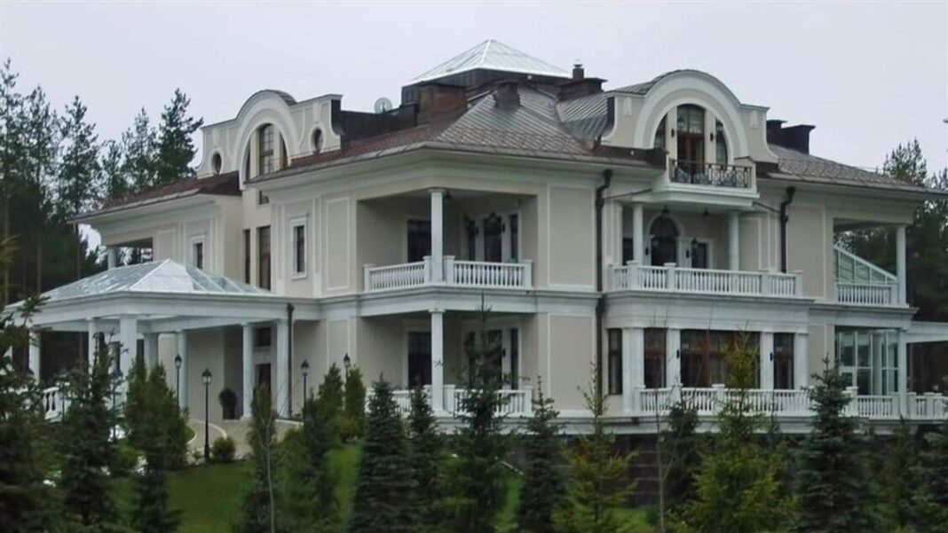 Ucraina, Mosca mostra in video drone che avrebbe attaccato residenza Putin – Notizie