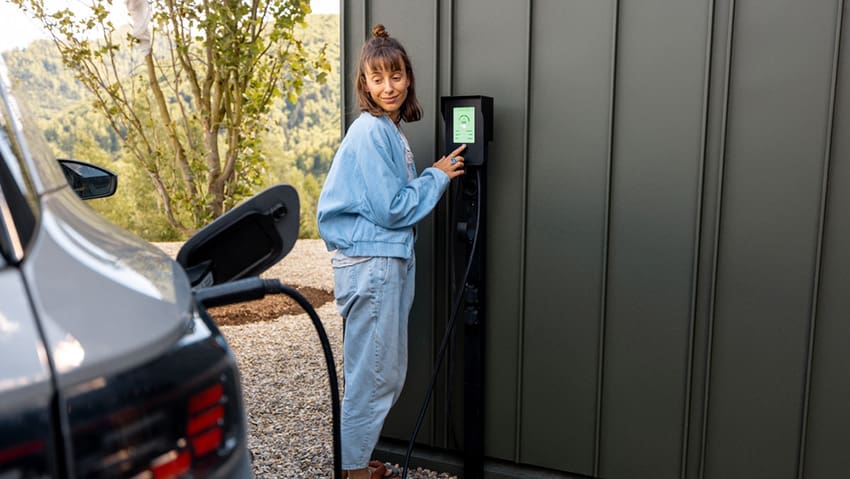 La domanda di elettricità nel Regno Unito aumenta dopo due decenni di declino, trainata da veicoli elettrici, pompe di calore e intelligenza artificiale
