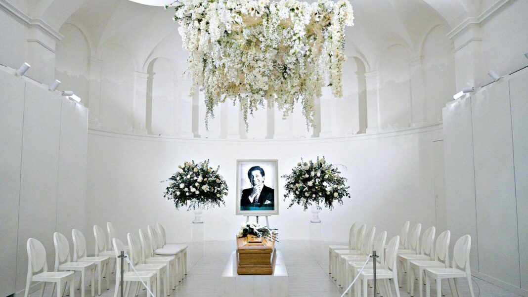 Valentino, i funerali dello stilista oggi a Roma: le ultime novità in diretta