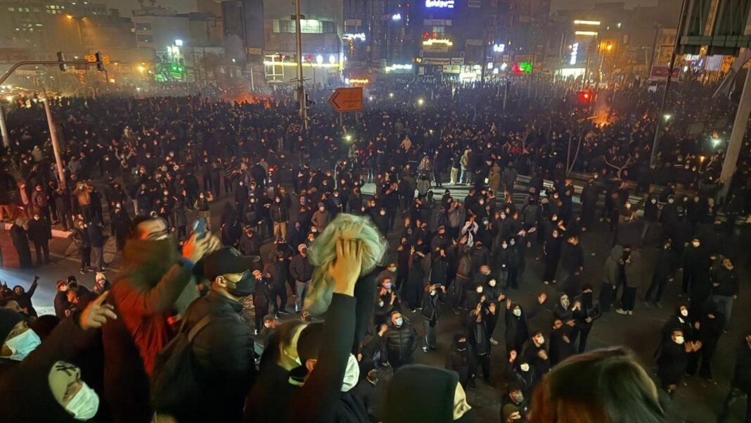 Iran, le proteste in diretta contro il regime di Khamenei