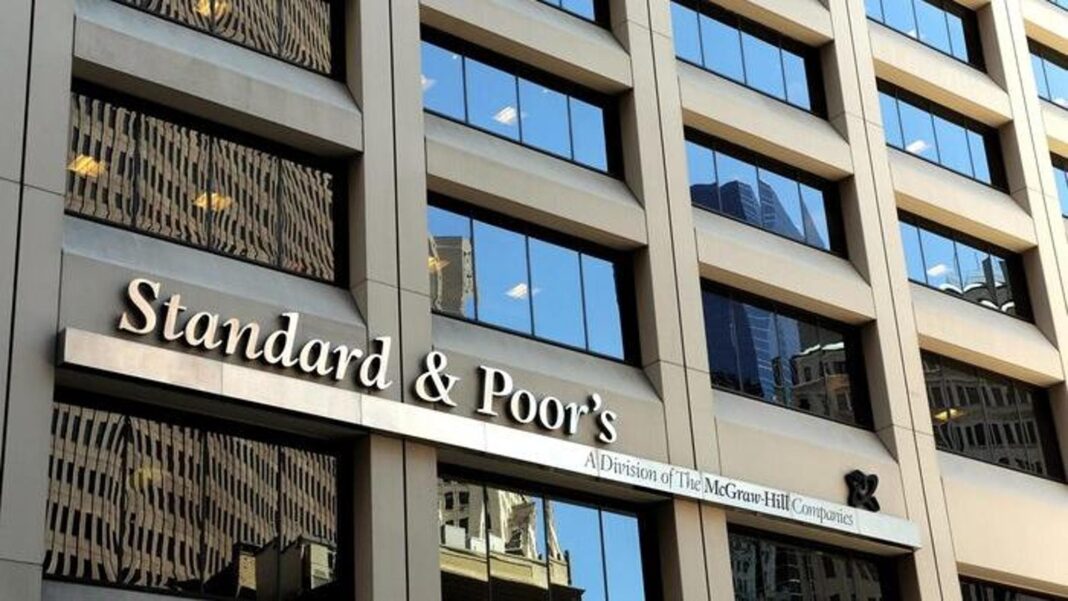 Standard and Poor’s conferma il rating e alza l’outlook per l’Italia. Giorgetti: “Il lavoro paga”