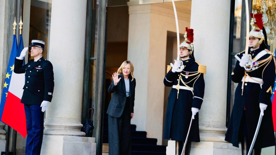 Meloni defilata a Parigi: “Non manderò truppe in Ucraina”. Voto in aula sulle garanzie