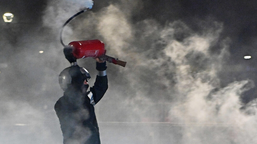 Calci pungi e martellate, l’aggressione al poliziotto – Notizie