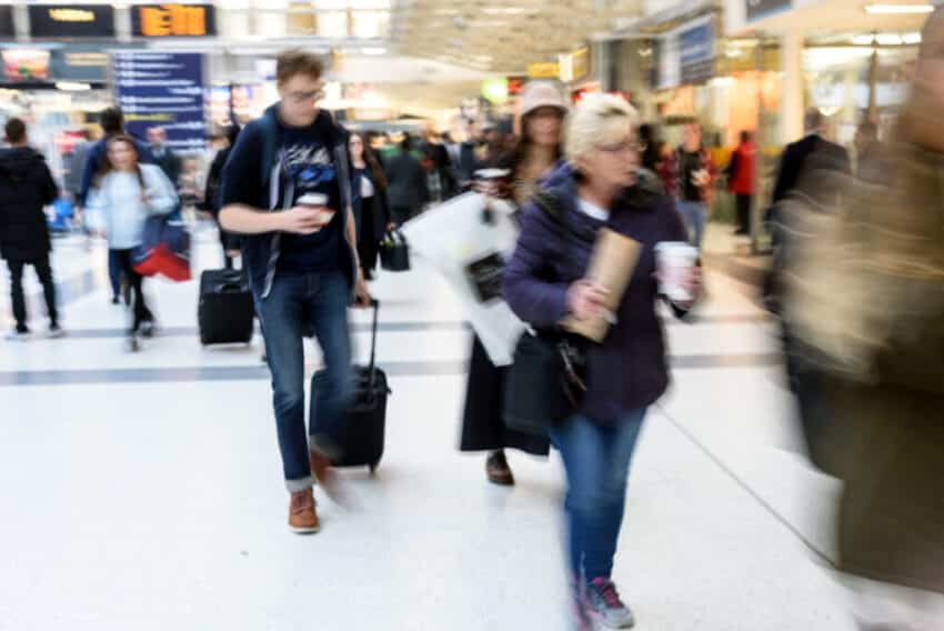 Il mercato del lavoro nel Regno Unito è in stallo poiché le assunzioni a tempo indeterminato e temporaneo diminuiscono