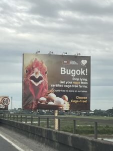 La Animal Kingdom Foundation lancia il potente “Bugok!” Cartellone pubblicitario che denuncia false affermazioni sull’assenza di gabbie