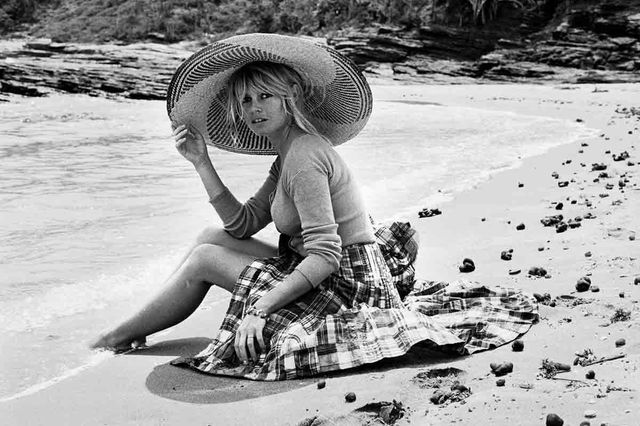 Brigitte Bardot, l’ultimo saluto a Saint-Tropez: presenti il figlio Nicolas e Marine Le Pen