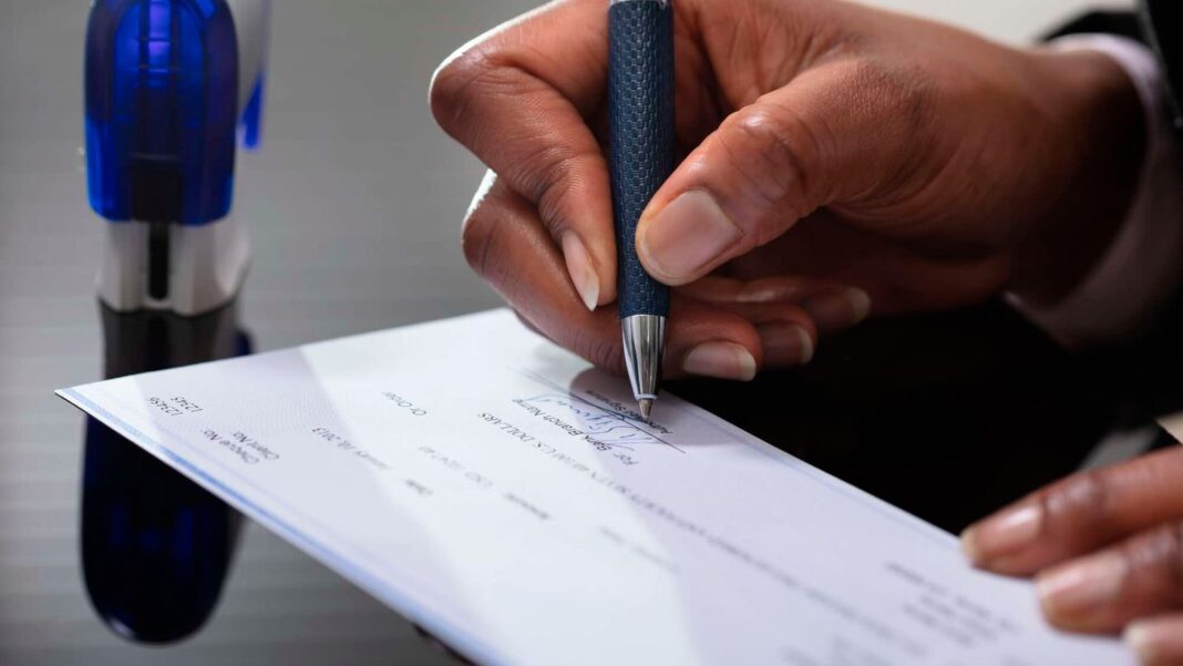 I keniani si aggrappano agli assegni mentre i coetanei africani vanno avanti