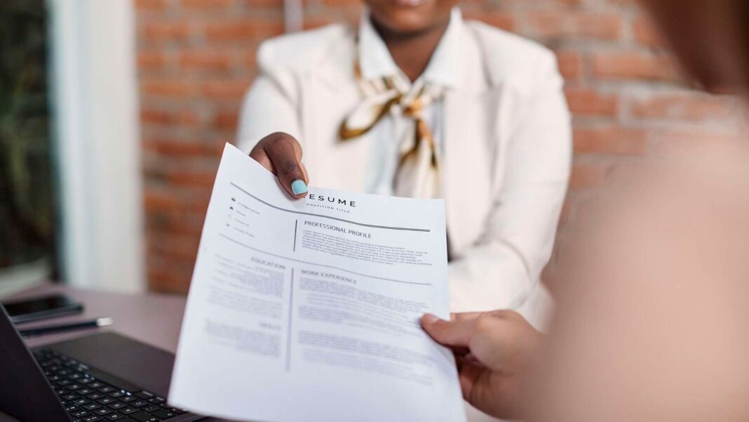 Mentire sul CV riguardo a un incarico precedente costa al direttore di banca il suo lavoro