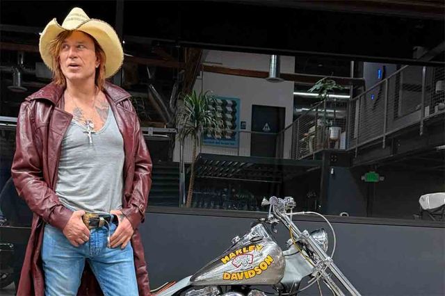 Mickey Rourke sul lastrico, ma smentisce la raccolta fondi: “È imbarazzante e umiliante, non ho bisogno di carità” – VIDEO