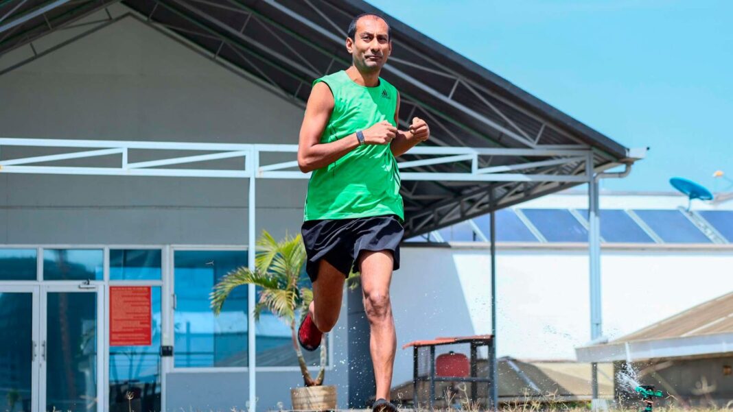 Nayan Savla corre a piedi nudi, mangia dopo le 13 e ha trasformato il fitness in un momento di famiglia