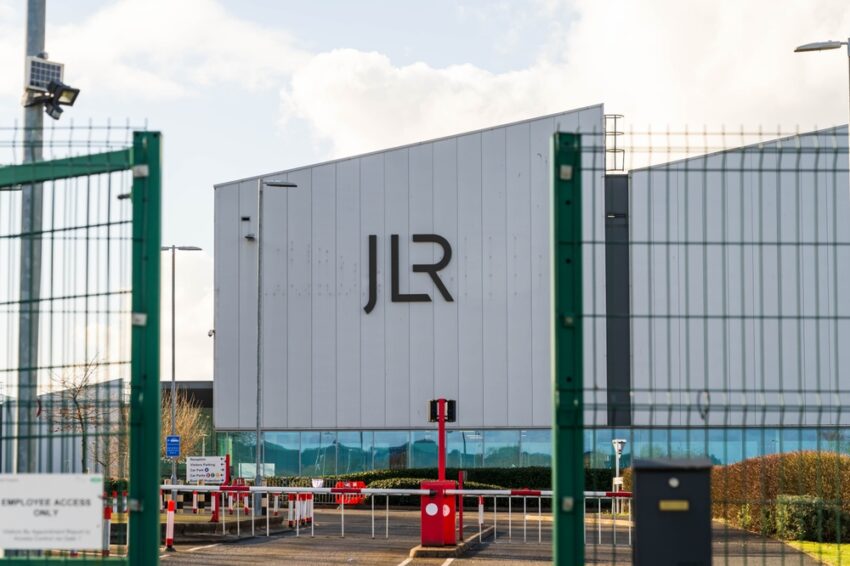 L’attacco informatico alla Jaguar Land Rover costerà 3 miliardi di sterline dopo la chiusura della produzione
