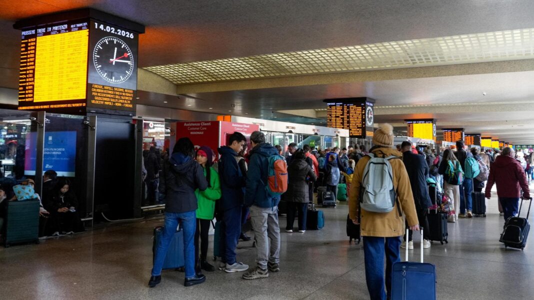 Sabotaggi dell’alta velocità, tra i prigionieri della stazione: “Noi rassegnati, ormai va così”