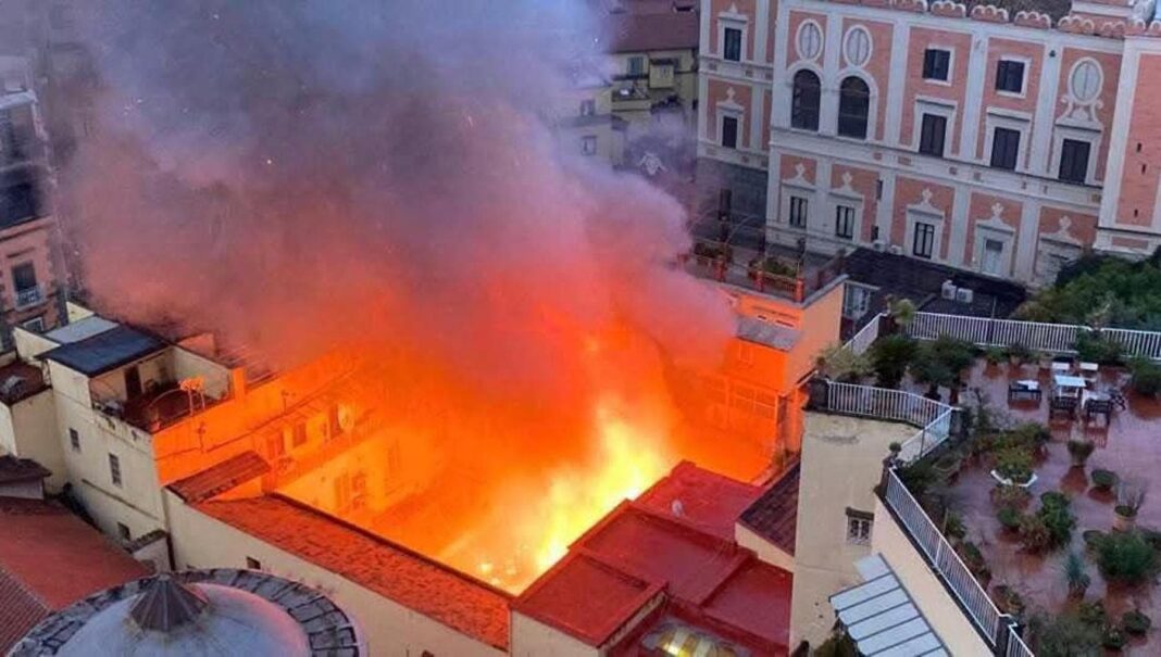 Napoli, incendio a Chiaia al teatro Sannazaro