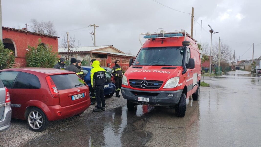 Maltempo a Roma, mareggiata alla foce del Tevere: evacuare 50 persone, poi il ritorno a casa