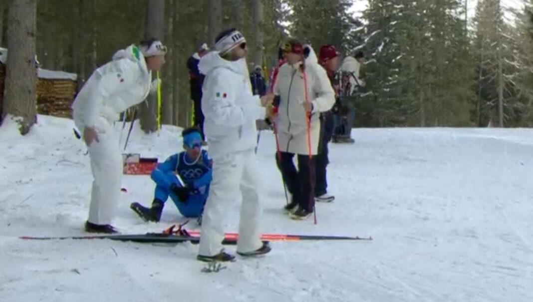 Giacomel si ritira a metà gara per un dolore al fianco: era in testa alla mass start del biathlon
