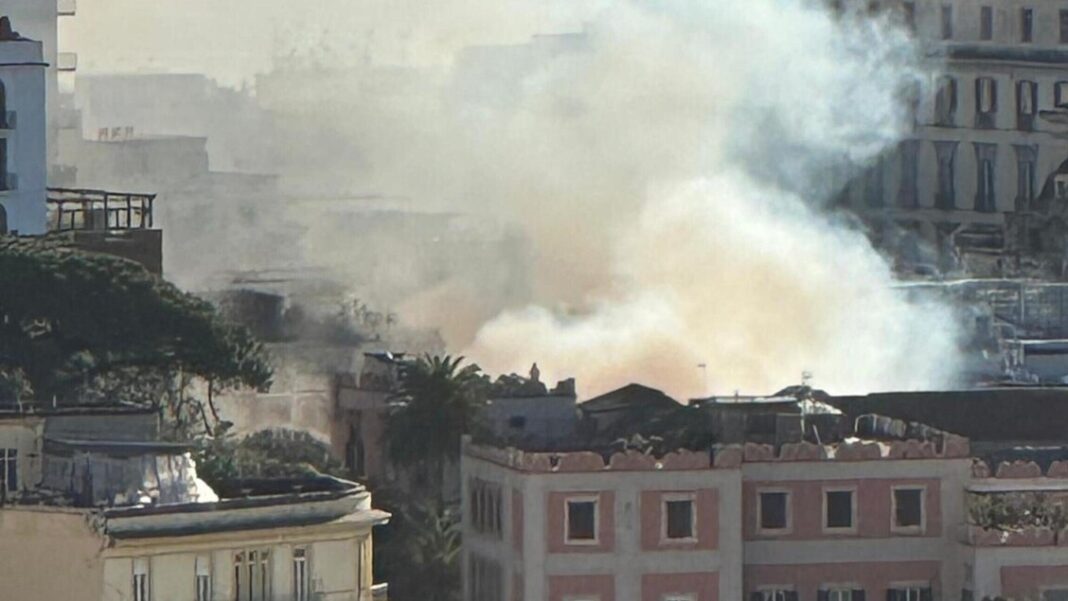 Incendio nel cuore di Napoli, distrutto dalle fiamme il teatro Sannazaro. Evacuati diversi residenti – Notizie