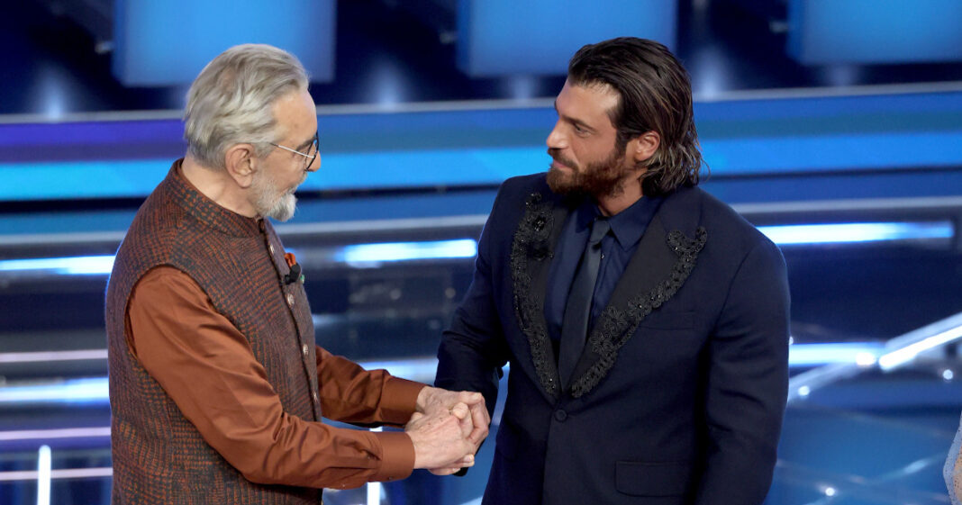 il passaggio di testimone di Sandokan emoziona l’Ariston