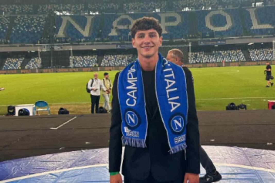 Effetto fotocopia: Davide De Martino è la copia carbone di Stefano (e il web impazzisce)