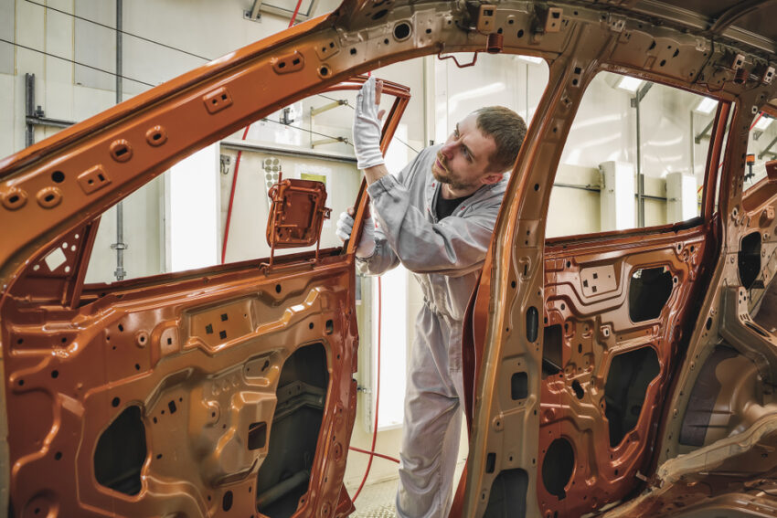 La produzione automobilistica britannica crolla del 13,6% a gennaio a causa dell’indebolimento delle esportazioni, riferisce SMMT