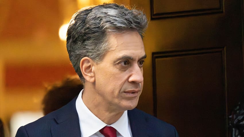 Miliband sostiene progetti solari ed eolici che coprono terreni agricoli grandi quasi quanto Manchester