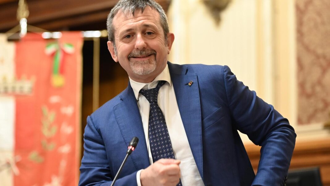 Delmastro, il locale del mafioso e gli altri guai del sottosegretario: dal caso Cospito a Pozzolo