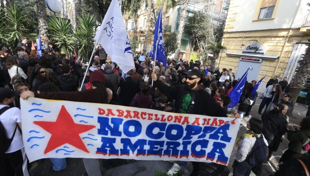 A Bagnoli il consiglio comunale sull’America’s Cup. Scontri, ferito un agente, fermato attivista