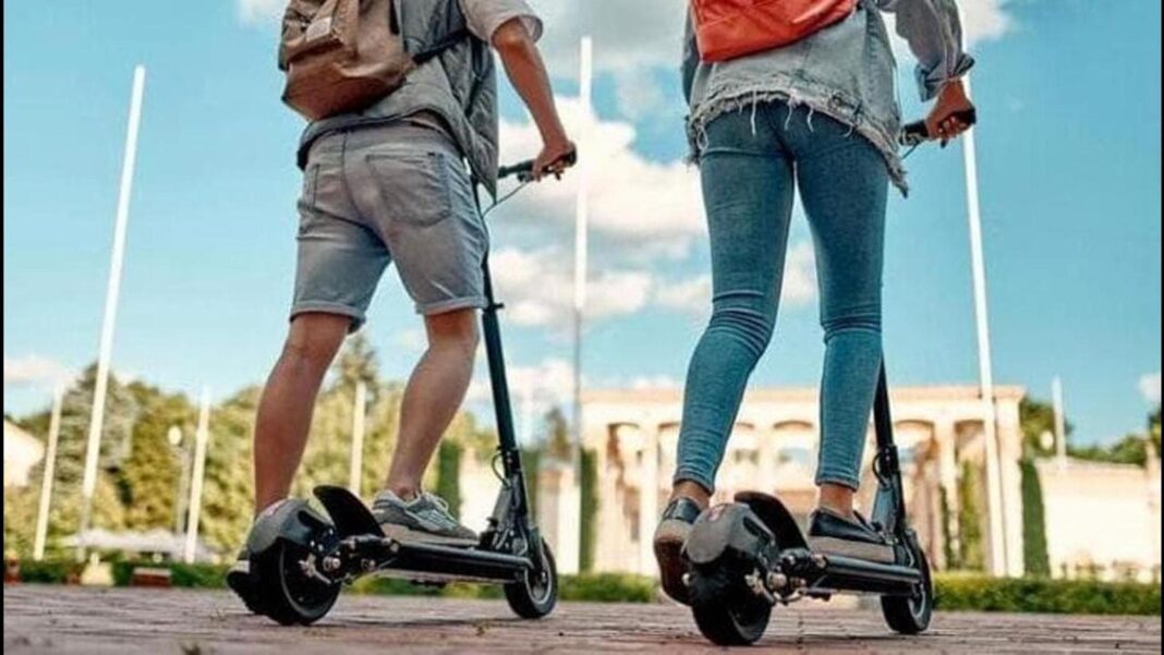 Monopattini, c’è l’obbligo di targa e assicurazione. Due mesi di tempo altrimenti scatta la multa