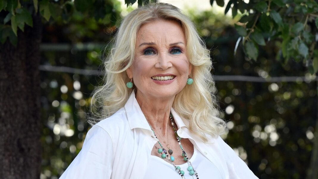 Barbara Bouchet: “Hollywood? Misi le manette a Warren Beatty. Steve McQueen mi voleva in cucina”