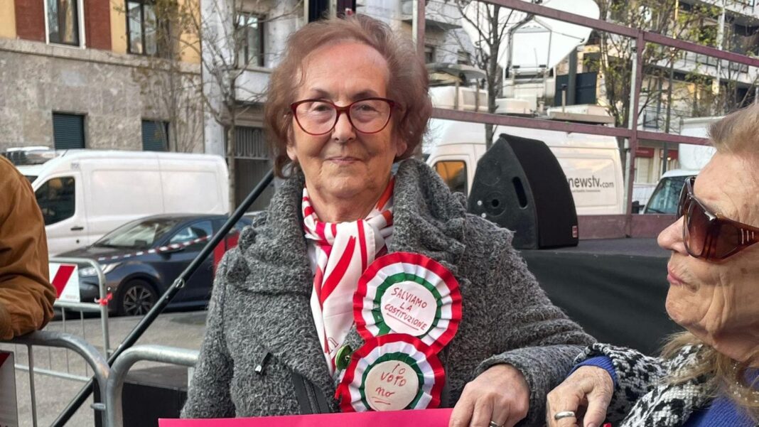 Ilda Rauzi, la “signora delle coccarde tricolore” a 89 anni in piazza per il No al referendum