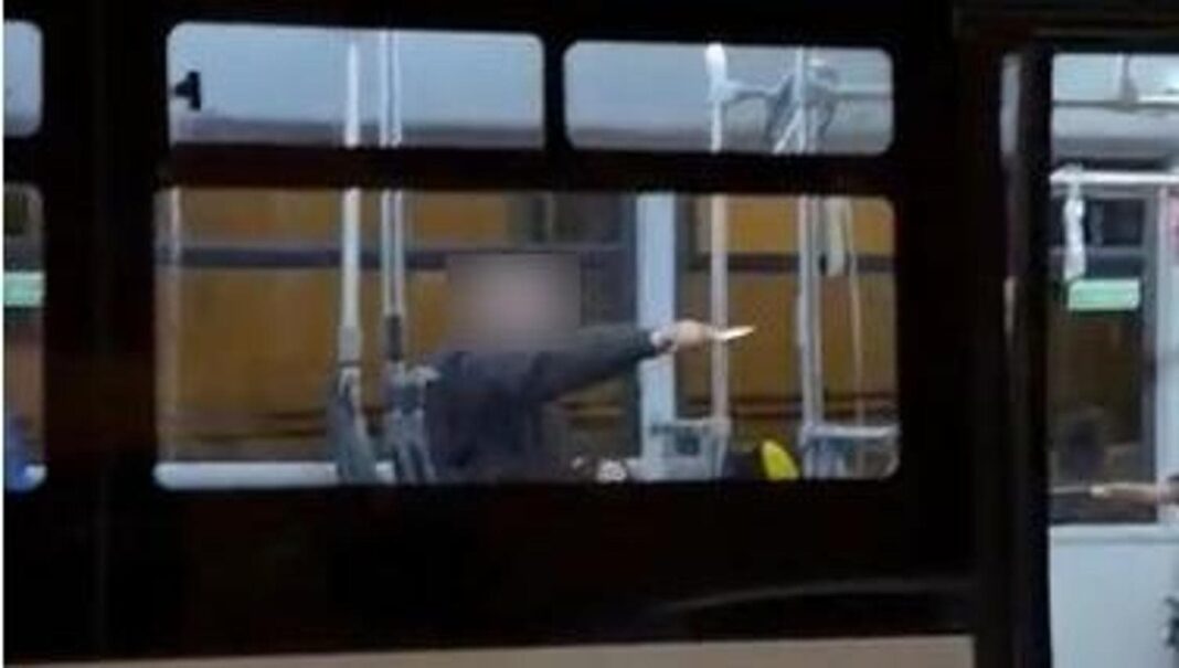 Napoli, donna accoltellata in bus da sconosciuto a viso e braccia. Lui: “Volevo attenzione Gratteri”