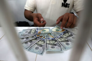 Il peso tocca un nuovo minimo di P60,1 per dollaro