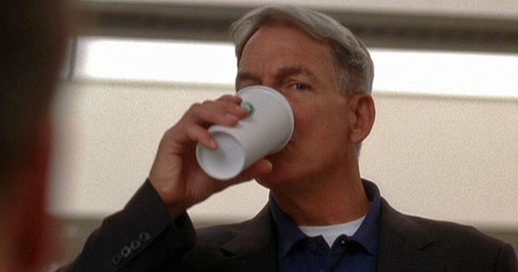 NCIS, ma perché Gibbs beve sempre da QUEL bicchiere di caffè? La risposta al mistero