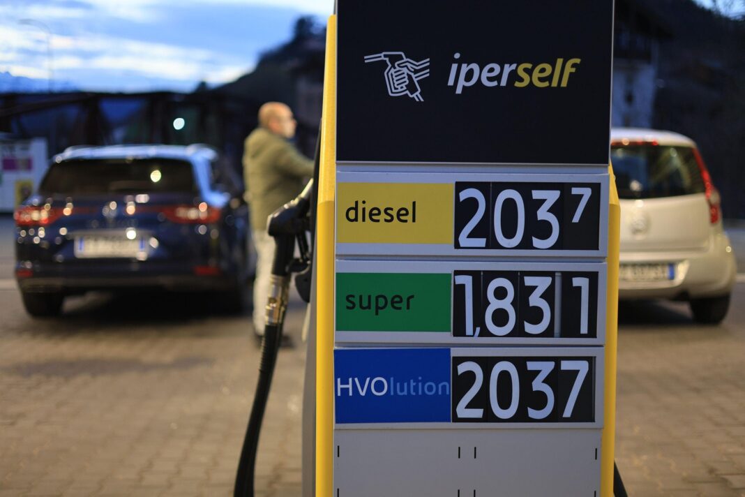 Benzina e diesel, la lenta discesa dei prezzi. E dopo il Primo Maggio si rischia un’altra stangata