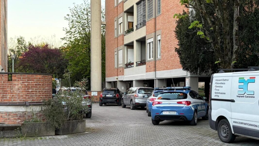 Dodicenne precipita dal tetto nella tromba delle scale e muore: stava giocando con gli amici