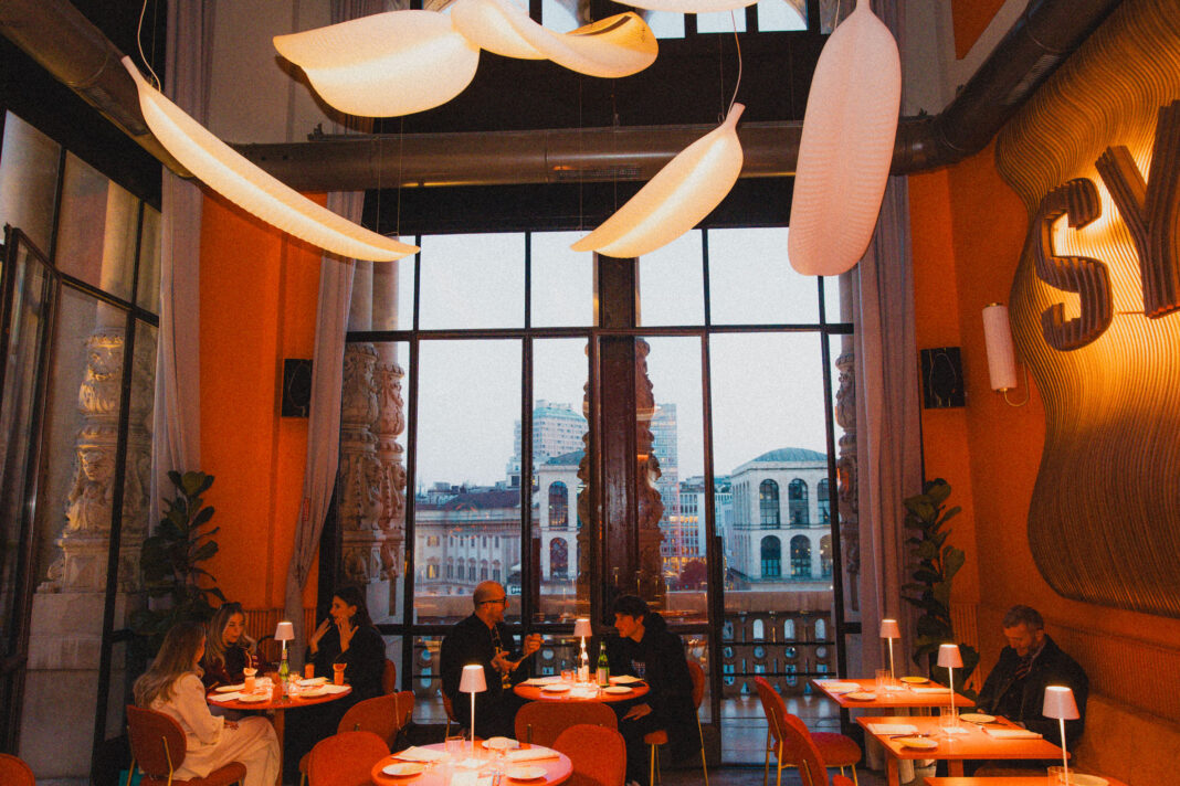 SYNC by Aperol Listening Bar & Bistro: il nuovo hotspot in piazza Duomo a Milano