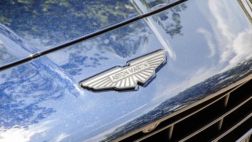 Aston Martin fa causa a Geely per una controversia sul logo nonostante una partecipazione del 17%.