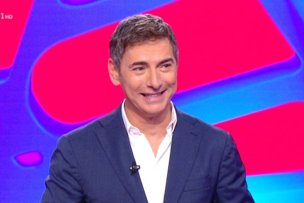 Affari Tuoi, De Martino lascia: ecco chi hanno scelto per sostituirlo. La mossa della Rai è inaspettata.