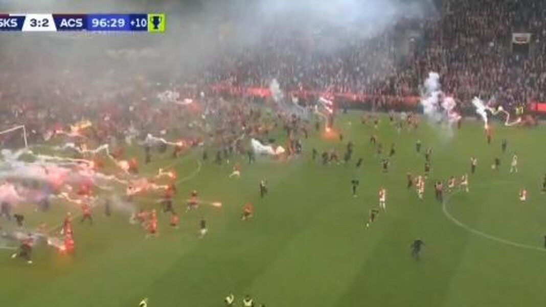 Slavia Praga, titolo a rischio per colpa dei tifosi: l’invasione, i fumogeni, cosa è successo – Calcio