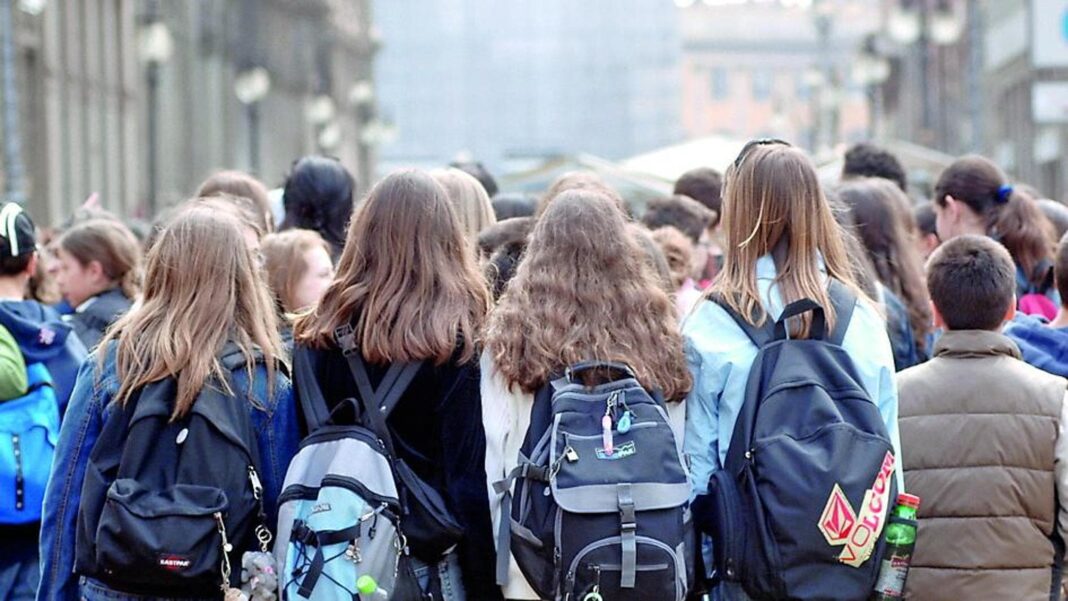 Scuola, i prof contro le gite: “Vanno abolite. I ragazzi saltano dai balconi, troppi rischi”
