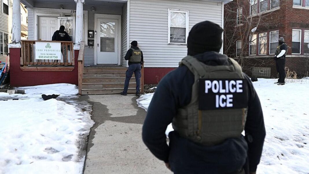 L’agente dell’Ice incriminato per aver sparato a un immigrato a Minneapolis. “Distintivo non lo rende immune”