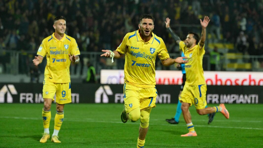 Il Frosinone torna in A, il Monza ai play off. Spareggio per non retrocedere tra Sudtirol e Bari