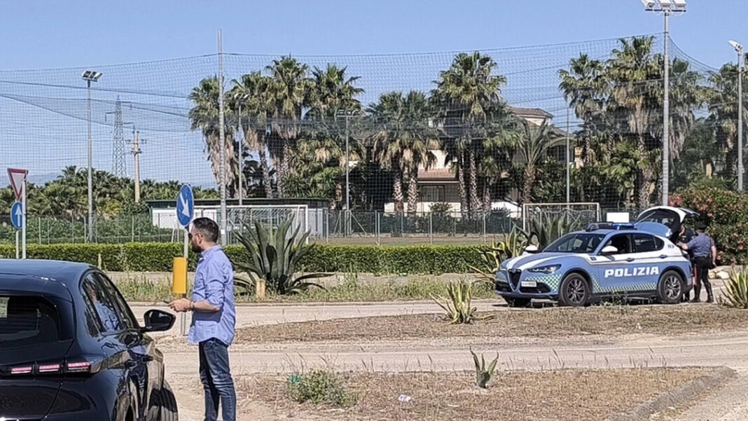 Fuggono a un posto di blocco e si schiantano, muore un 16enne – Notizie
