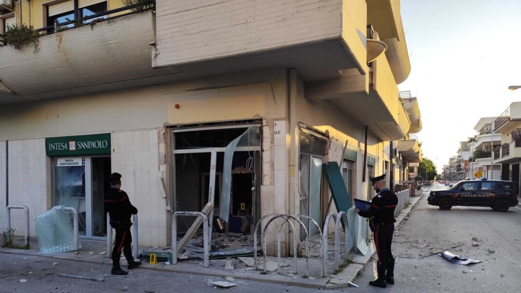 Assalto a bancomat nel Foggiano, esplosi tre Atm e vetri infranti – Notizie